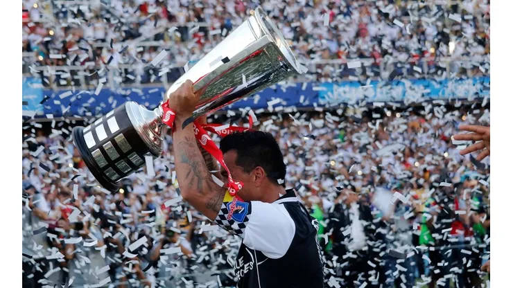 Esteban Paredes levanta la última copa de Campeonato Nacional para Colo Colo.