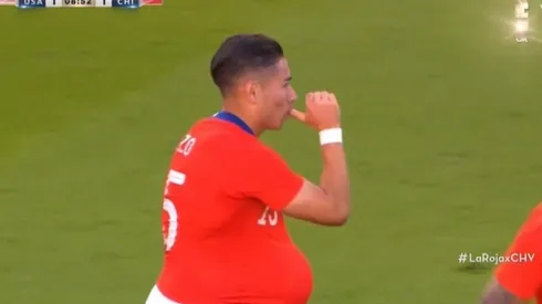 Torta Opazo celebrando su primer gol con la Roja.