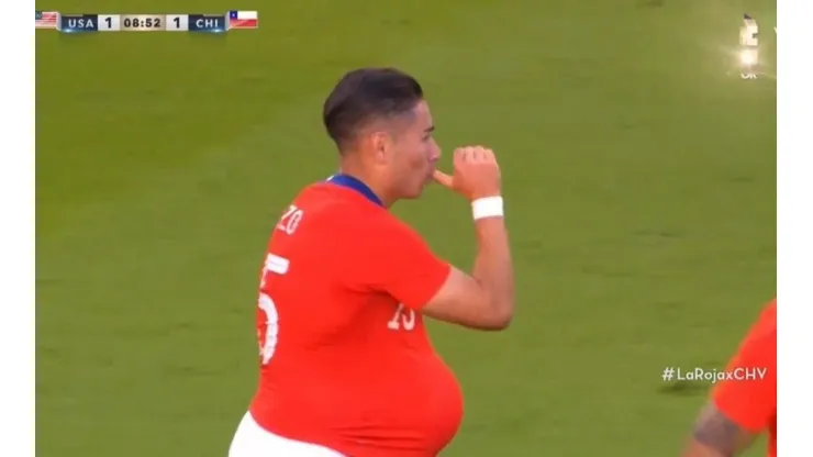 Torta Opazo celebrando su primer gol con la Roja.