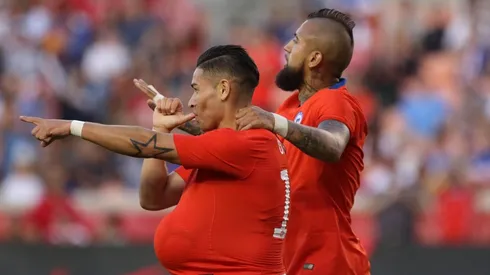 Torta Opazo celebra su primer gol por la Roja junto a Arturo Vidal.
