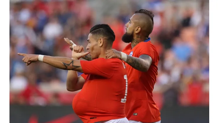Torta Opazo celebra su primer gol por la Roja junto a Arturo Vidal.
