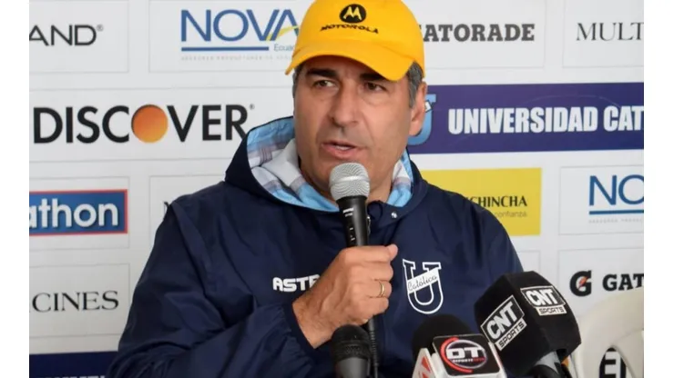 Santiago Escobar, DT de la UC de Ecuador.