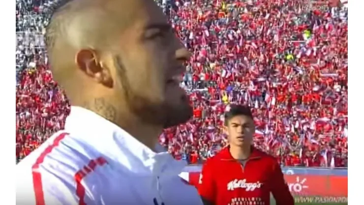 Gabriel Suazo entona el himno junto a Arturo Vidal en la final de la Copa América.