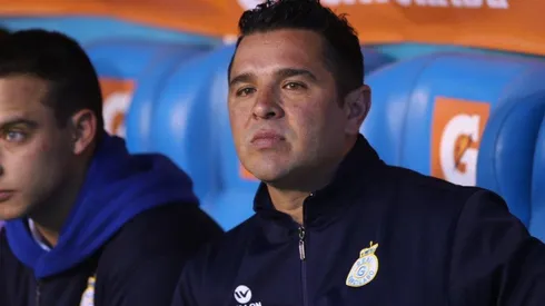 Héctor Tapia en uno de los ocho partidos que alcanzó a dirigir en Perú.