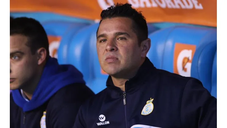 Héctor Tapia en uno de los ocho partidos que alcanzó a dirigir en Perú.