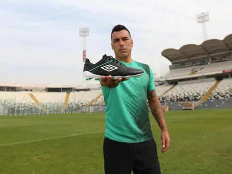 Esteban Paredes se luce modelando zapatos de fútbol