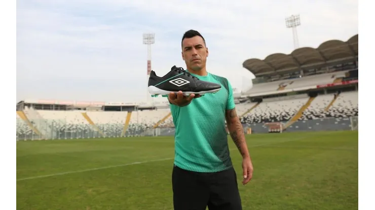 Esteban Paredes se luce modelando zapatos de fútbol
