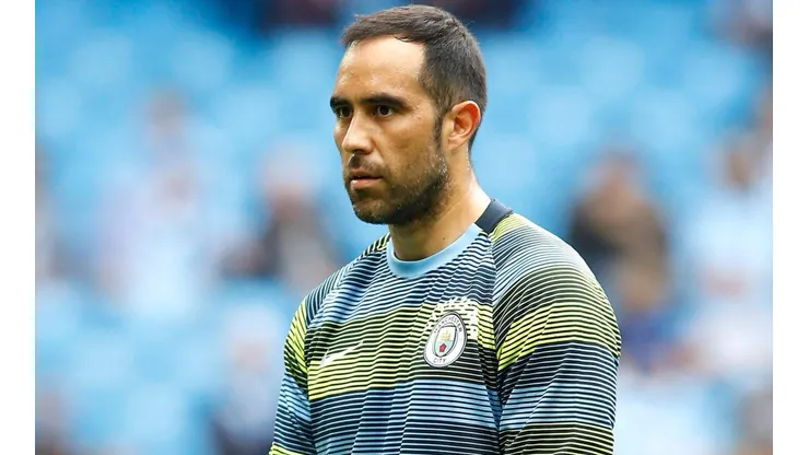 Claudio Bravo aún se recupera de su rotura del tendón de Aquiles.