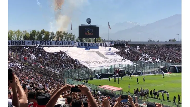 El lienzo en homenaje a Paredes.