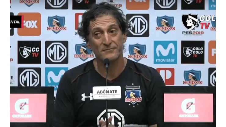 Mario Salas haciendo la pregunta a la prensa.