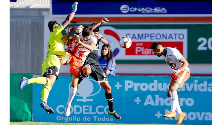 Colo Colo sacó un punto en un áspero partido.