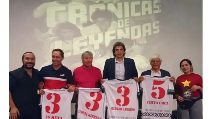 Destacados ex jugadores de diferentes épocas acudieron al lanzamiento.