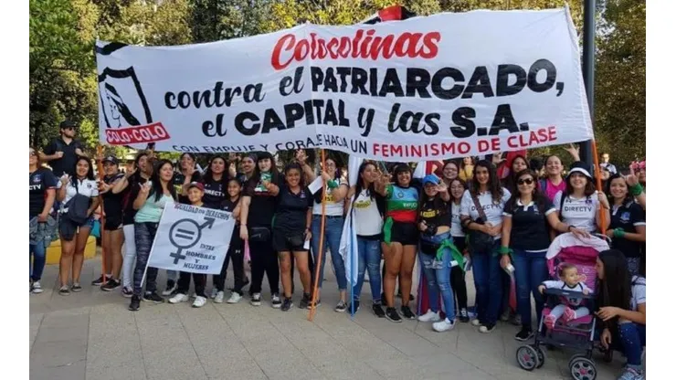 Hinchas de Colo Colo dijeron presente en el Día Internacional de la Mujer