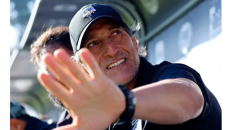 Mario Salas dirigiendo a Colo Colo.