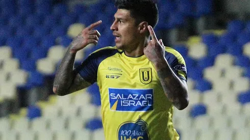 Patricio Rubio en uno de los cuatro goles que marcó a Sporting Cristal.