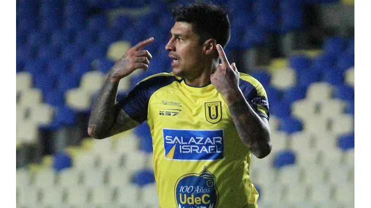 Patricio Rubio en uno de los cuatro goles que marcó a Sporting Cristal.