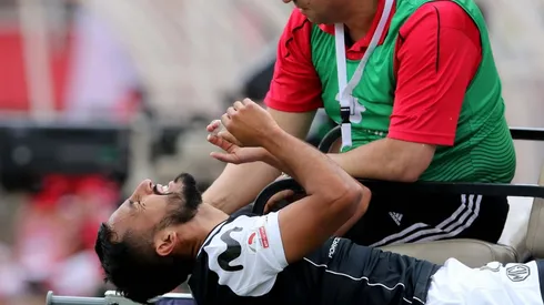 De la Fuente al momento de salir lesionado en Curicó.