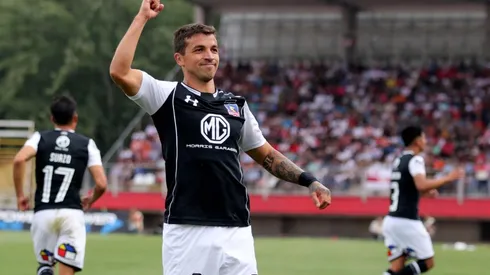 Gabriel Costa celebra uno de sus dos goles en Curicó.