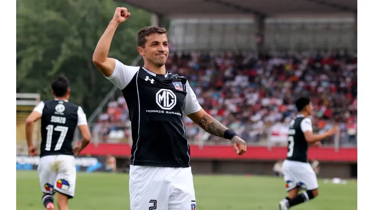Gabriel Costa celebra uno de sus dos goles en Curicó.