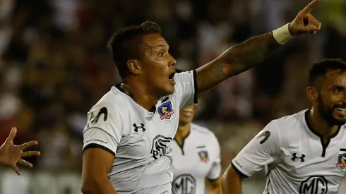 Parraguez celebrando su primer gol en Colo Colo.