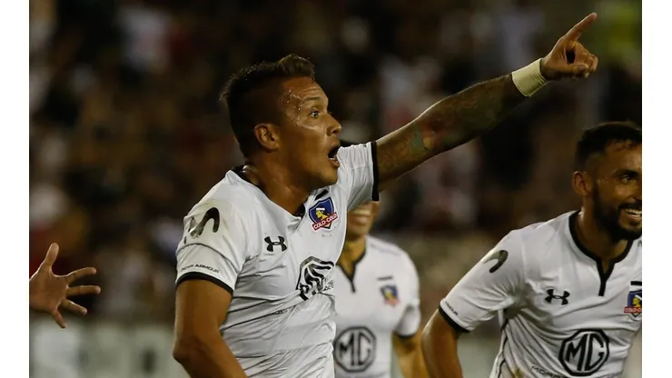 Parraguez celebrando su primer gol en Colo Colo.