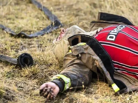 La foto del bombero con la camiseta de Colo Colo que es viral