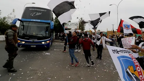 El bus de Colo Colo terminó con vidrios rotos y sin lesionados