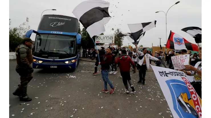 El bus de Colo Colo terminó con vidrios rotos y sin lesionados