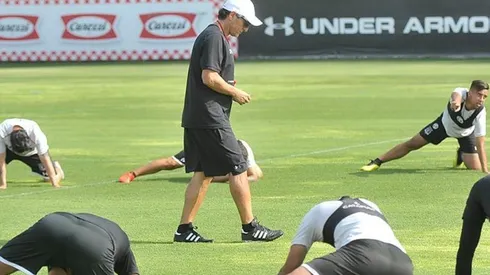 Mario Salas dirige los entrenamientos de Colo Colo