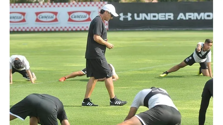 Mario Salas dirige los entrenamientos de Colo Colo