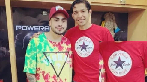 El look religioso de Matigol en su llegada a Colombia