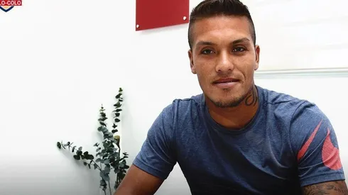 Parraguez firmando su contrato