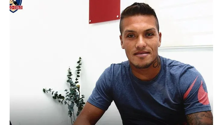 Parraguez firmando su contrato