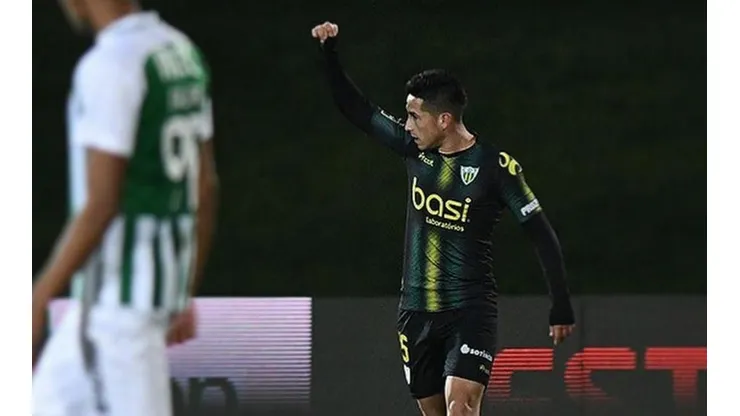Golazo de Juan Delgado por el Tondela de Portugal