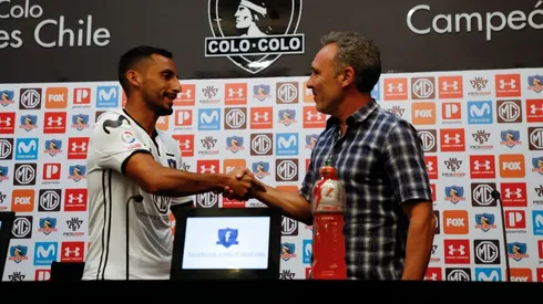 Marcelo Espina, gerente deportivo, le da la bienvenida a Ronald de la Fuente.