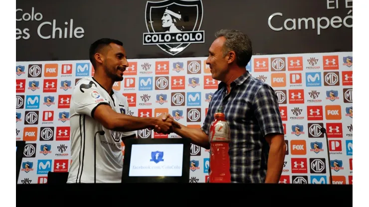 Marcelo Espina, gerente deportivo, le da la bienvenida a Ronald de la Fuente.