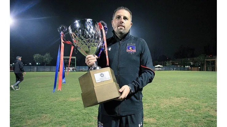 Manuel Crespo con la copa del torneo Sub 19 que ganó con Colo Colo.