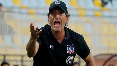Mario Salas reclama de manera airada una acción en la derrota de Colo Colo ante Everton.