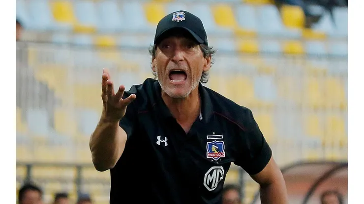 Mario Salas reclama de manera airada una acción en la derrota de Colo Colo ante Everton.