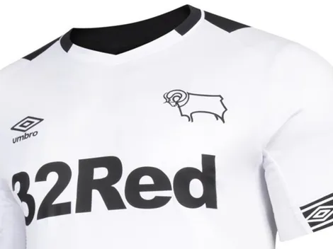 Filtran foto de la camiseta de Colo Colo con un molde de Umbro