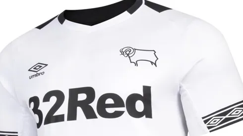 La camiseta del Derby County, marca Umbro. ¿Irá por ahí la de Colo Colo?