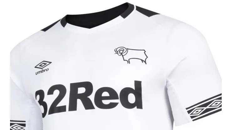 La camiseta del Derby County, marca Umbro. ¿Irá por ahí la de Colo Colo?