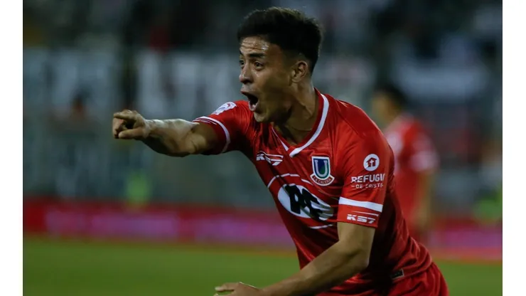 Brian Fernández celebra un gol ante Colo Colo.