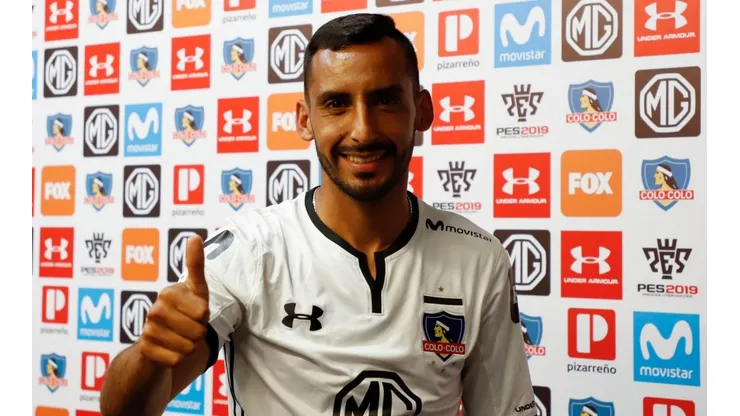 Ronald de la Fuente con la camiseta de Colo Colo.