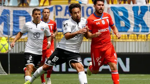 Valdivia disputa un balón en el Torneo FOX Sports.