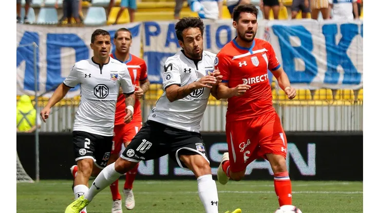 Valdivia disputa un balón en el Torneo FOX Sports.