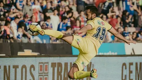 De la Fuente domina el balón. Ahora jugará por Colo Colo.