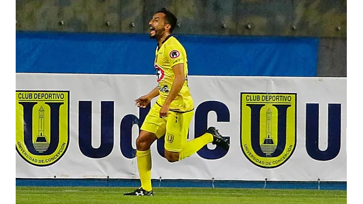 Ronald de la fuente anotando un gol.