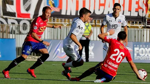 Gabriel Costa dribla rivales en el Torneo FOX Sports.