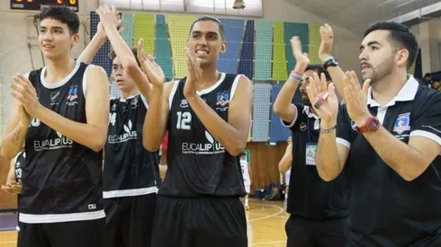 Issa Carú y sus dirigidos despidiéndose del público